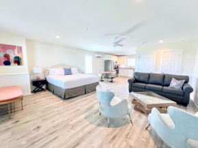 208 King Suite, 2nd Floor Barefoot